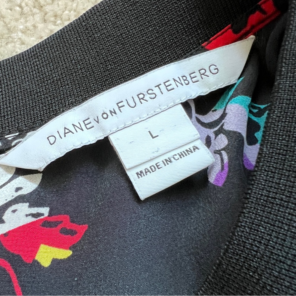 DVF - Large - Black Floral Silk Blend Top - EUC 🌟